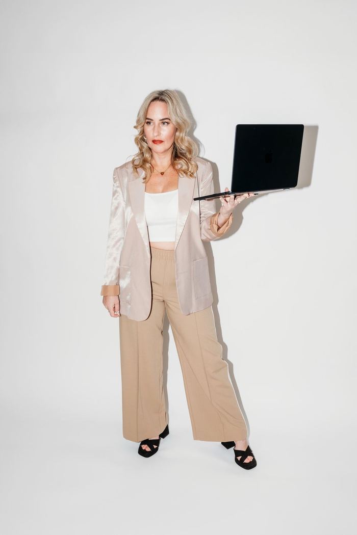 Gem holding her laptop